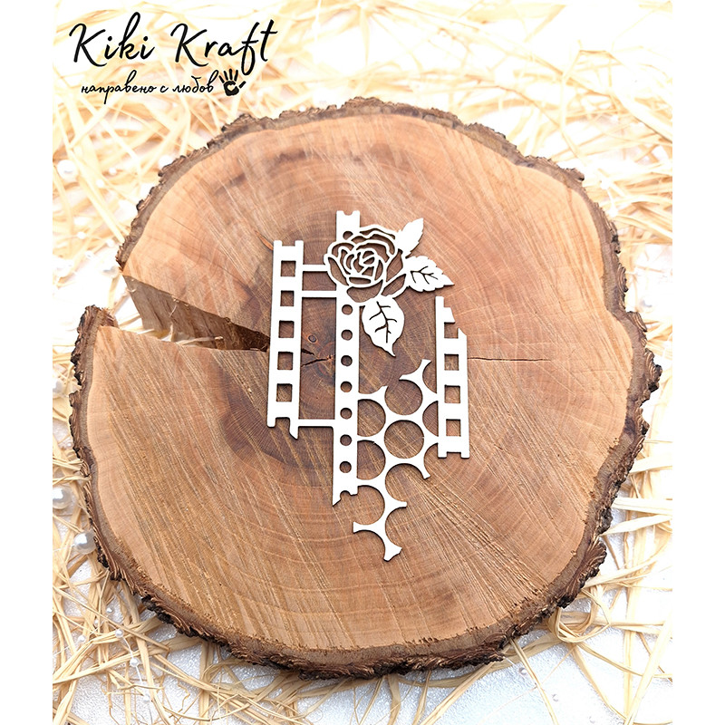 Фон с роза, филмова лента и геометрични елементи от бирен картон – 2010